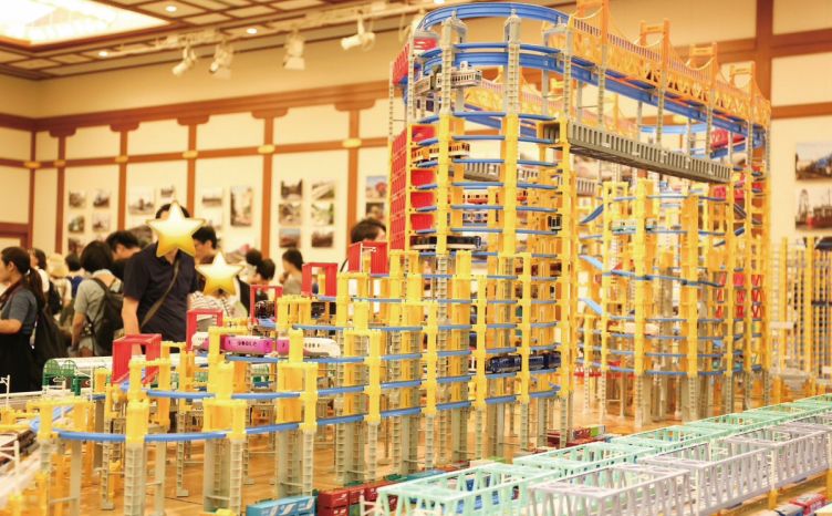 おもちゃのレールタワー展示風景